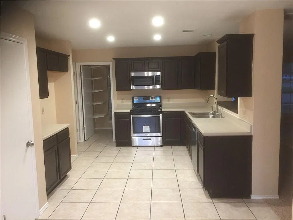 3 bed, 2.5 bath, 1684 sqft, $2,295 — Photo 2
