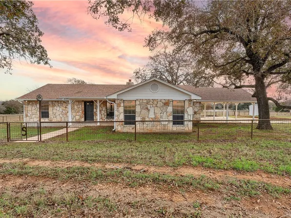 2569 County Road 443, Waelder, TX 78959
