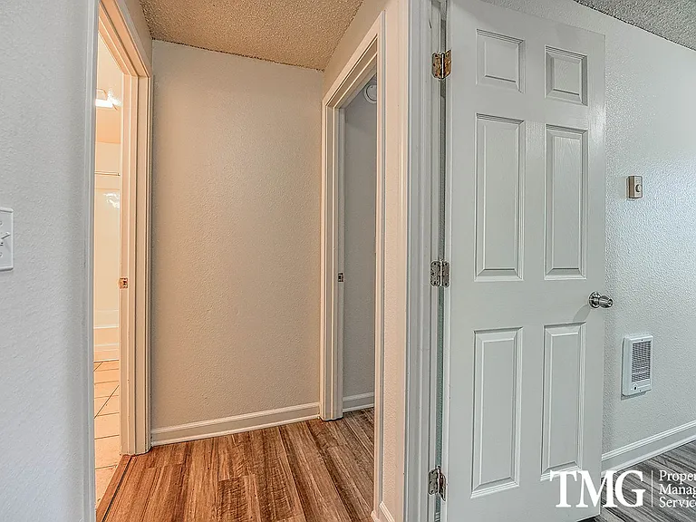 Willow Creek Apartments — Photo 10