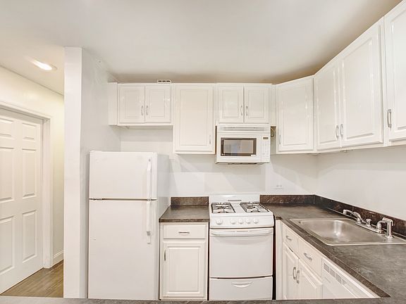 3rd image of 350 W 47th St APT 1A