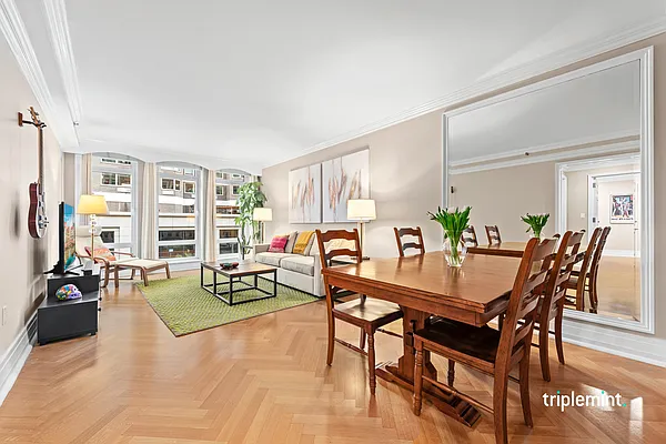 Sold by Triplemint | media 1