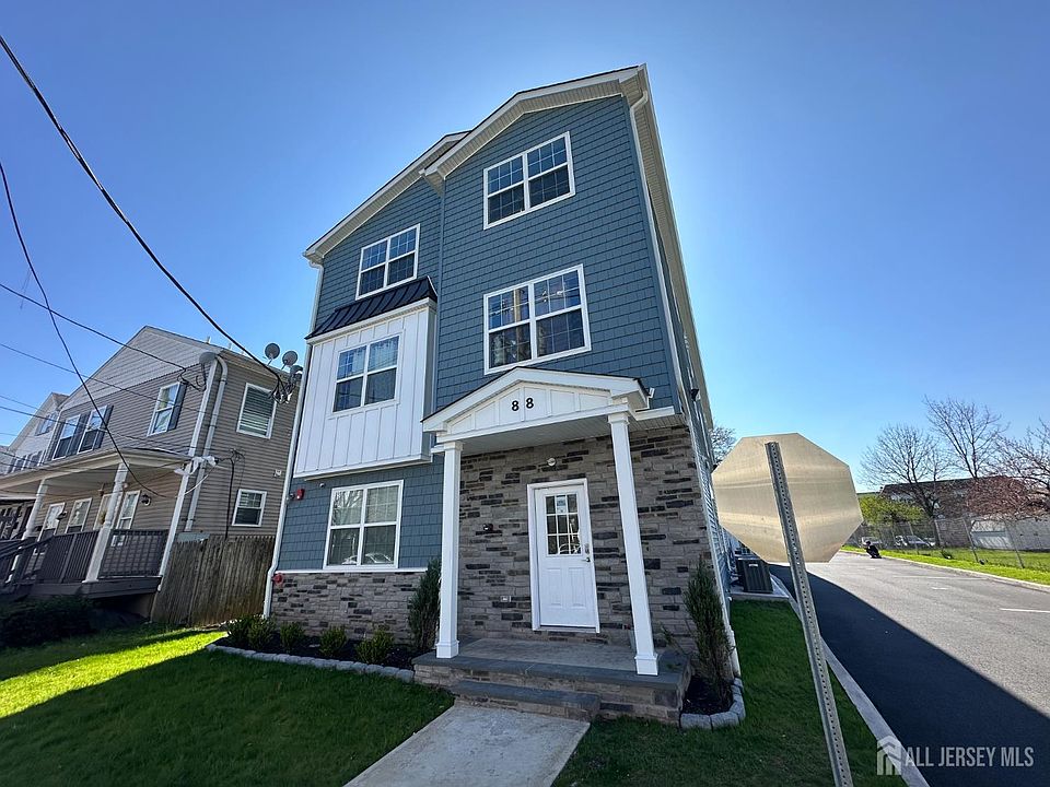 1st image of 88 Louis St #8