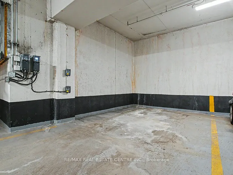 690 King St W #101 — Photo 23