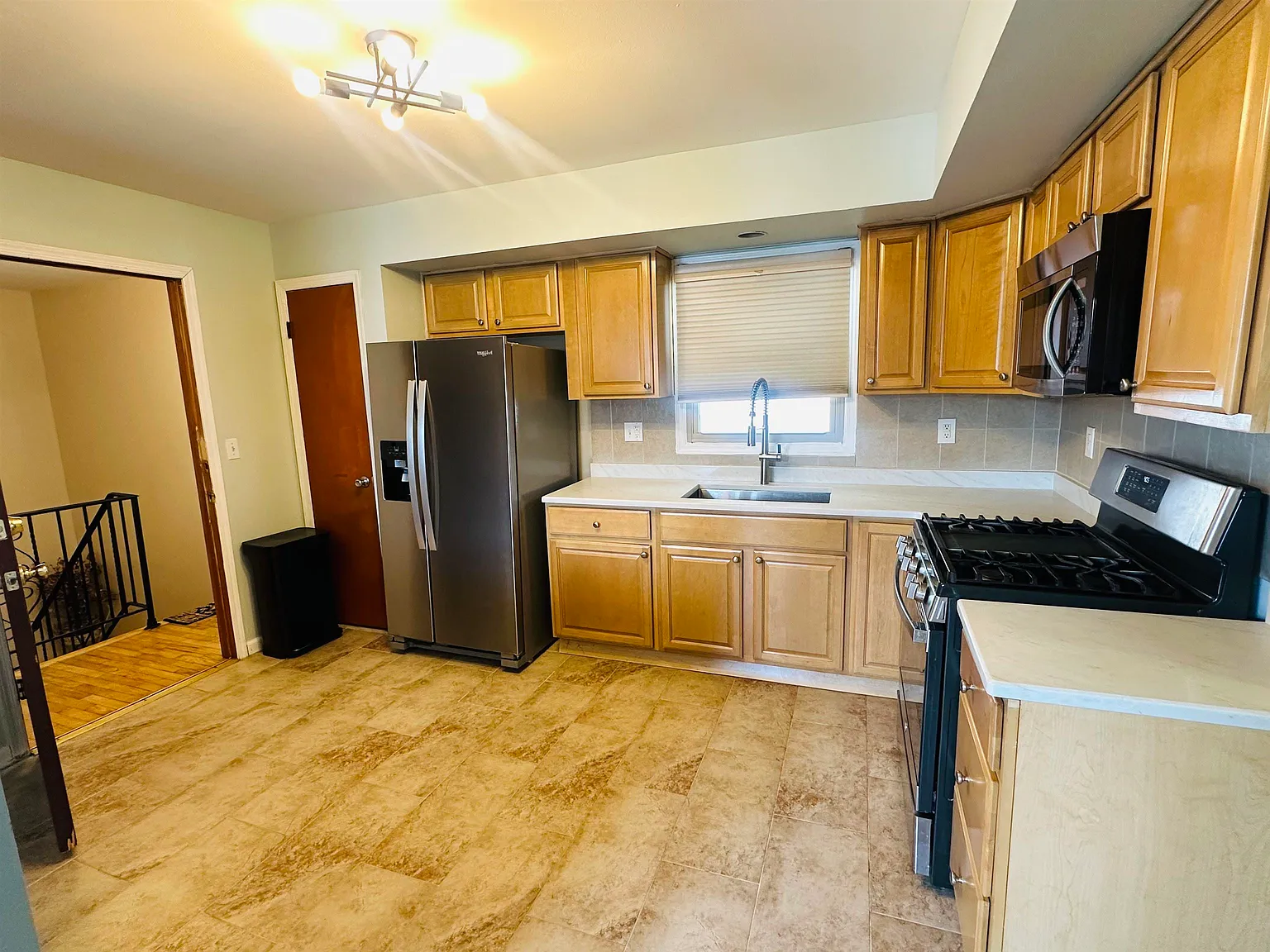 3 bed, 2.0 bath, 1100 sqft, $2,500 — Photo 2