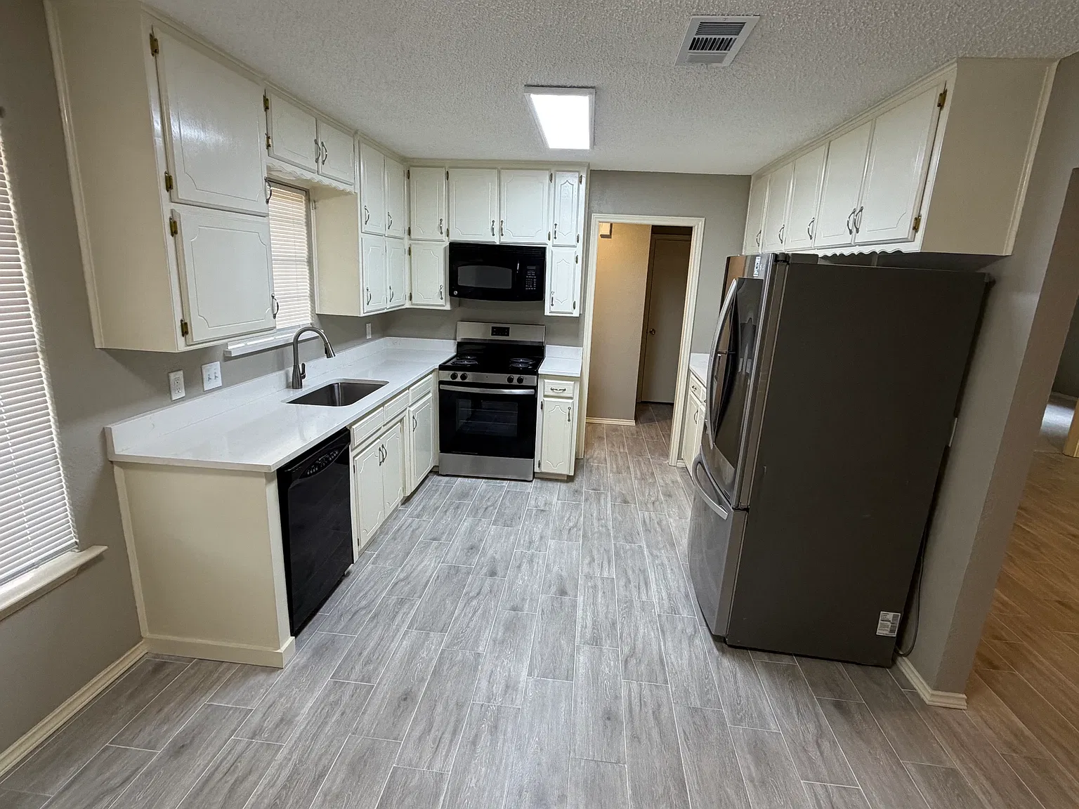 3 bed, 1388 sqft, $2,250 — Photo 2