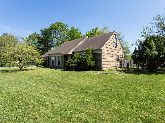 3rd image of 205 Hearth Ct W