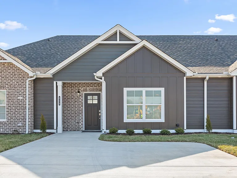658 Bellingham Dr NE — Photo 1