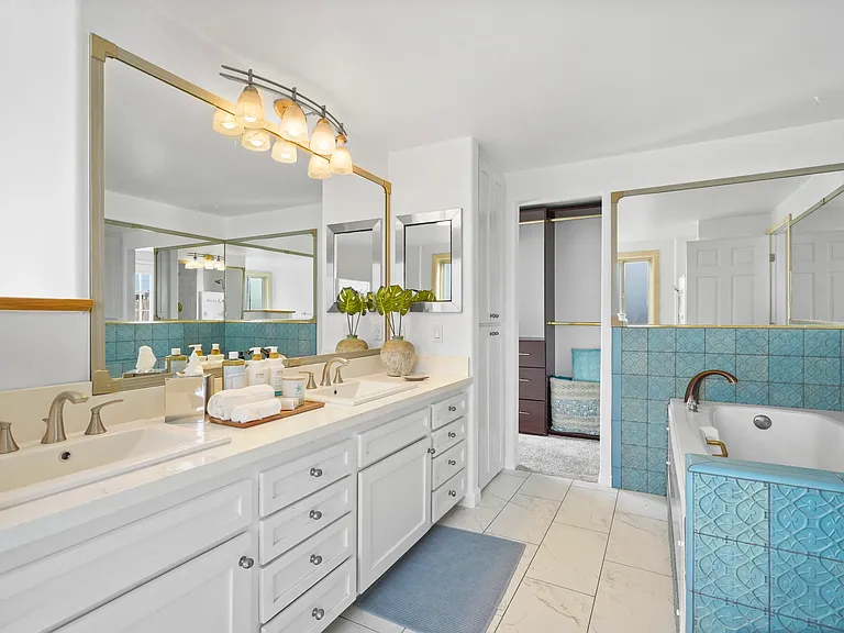 300 Rossmore Dr — Photo 17
