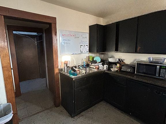 4th image of 912 Graham Ave