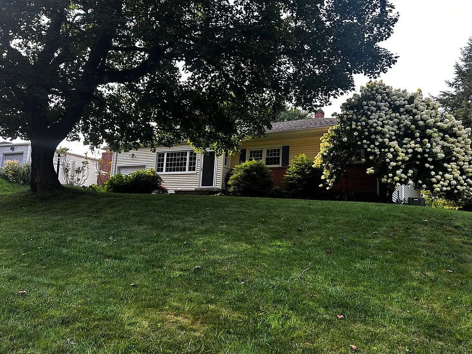 16 E Maxwell Dr