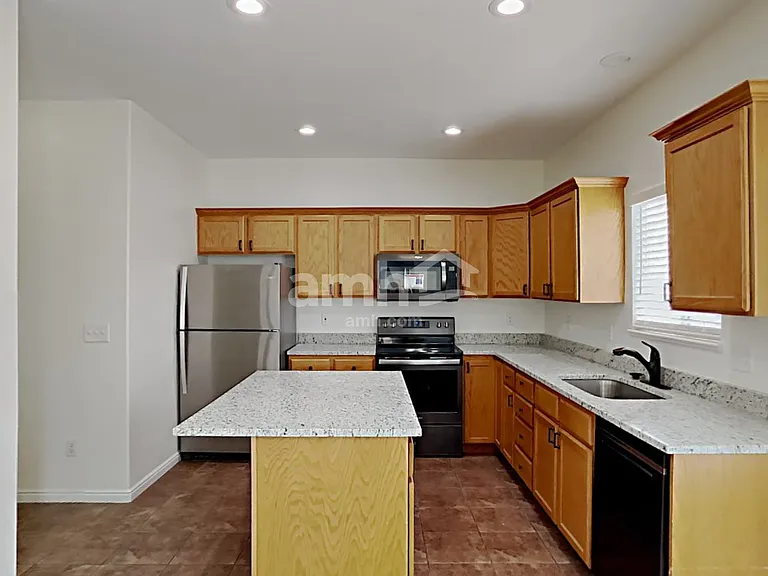 7506 N Addison Ave — Photo 3