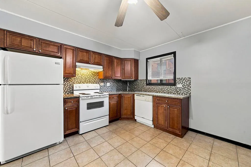 3 bed, 1.5 bath, 1200 sqft, $2,200 — Photo 4