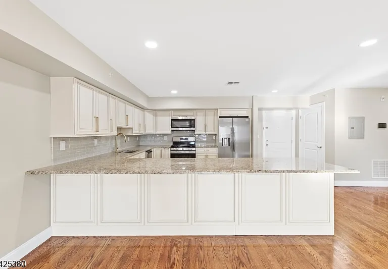 658 Market St — Photo 16
