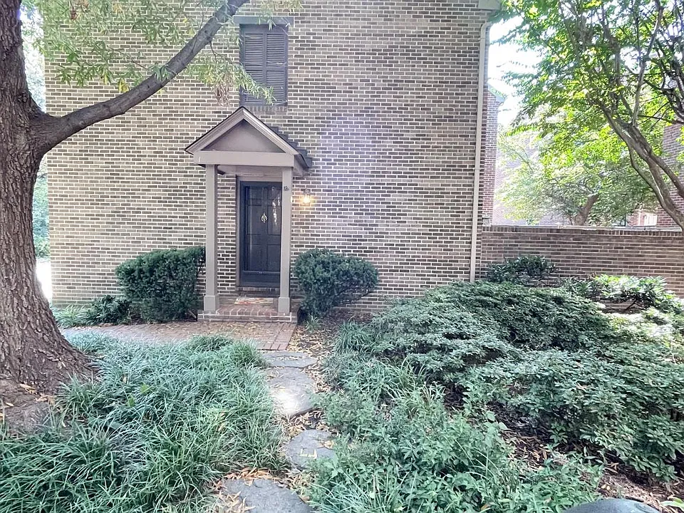 1208 W Abingdon Dr