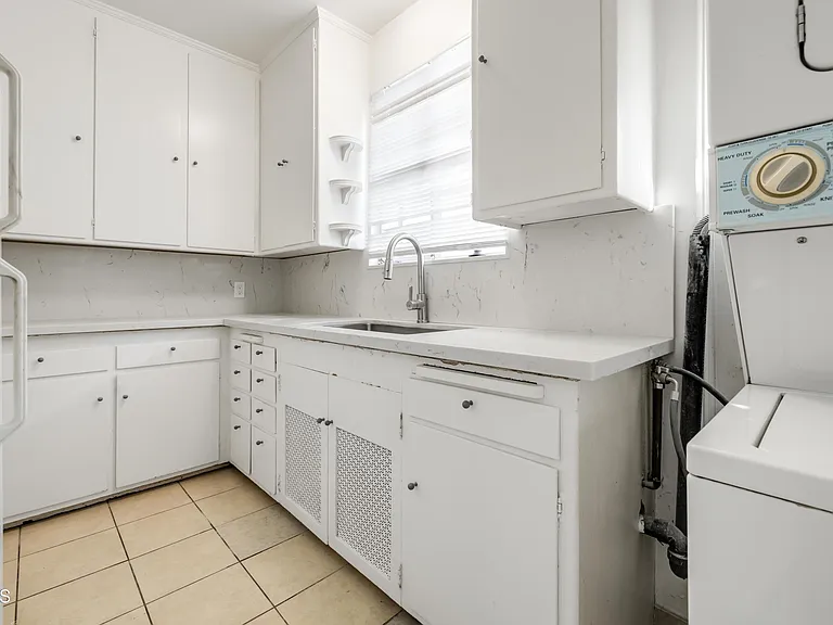 412 Pioneer Dr #412 — Photo 9