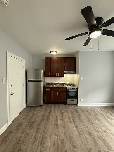 4752 N Maplewood Ave #211 Photo 1