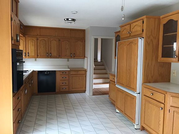 5th image of 13605 Bennington Ave