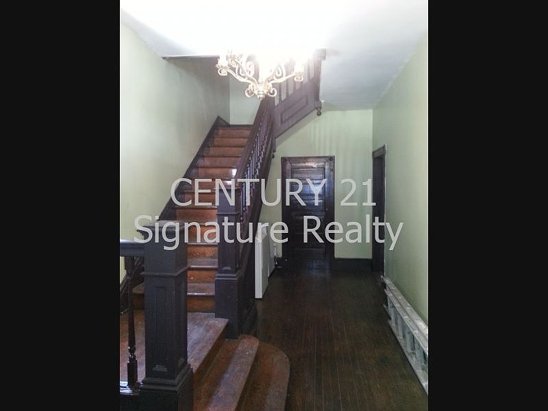 2nd image of 1210 Perry St