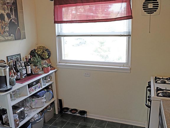 3rd image of 826 W 4th St #826