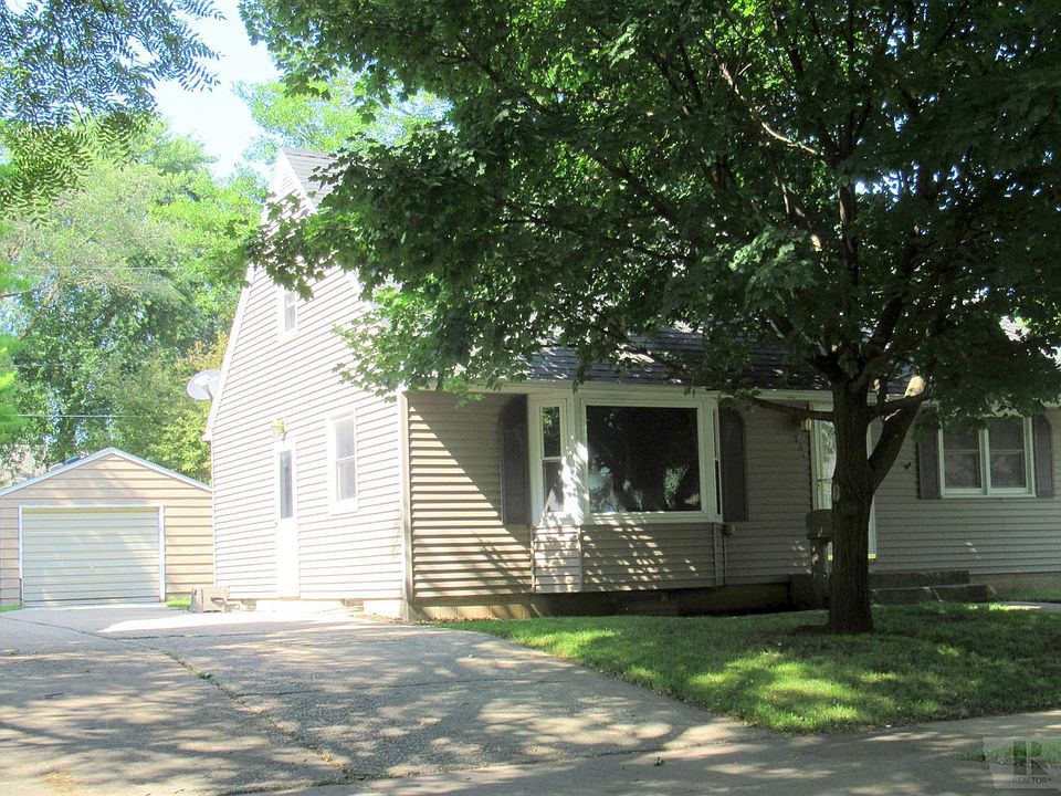 1st image of 732 11th St NE