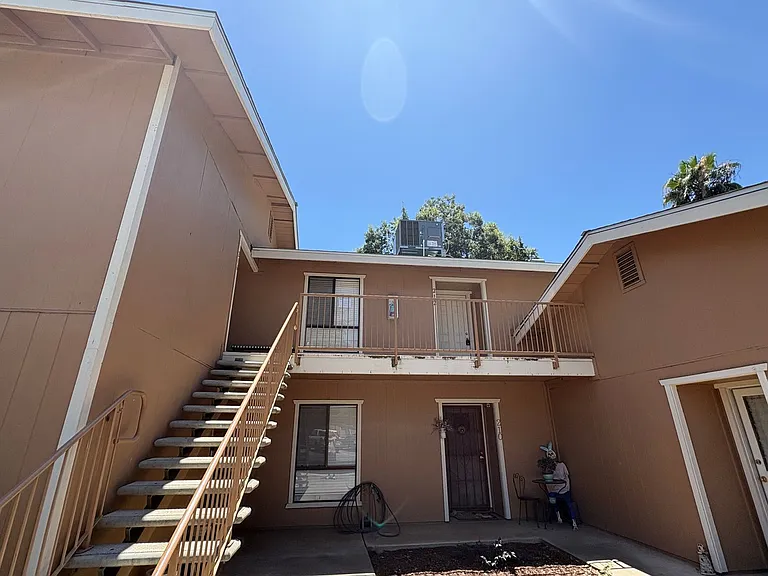 212 N Crenshaw St — Photo 5