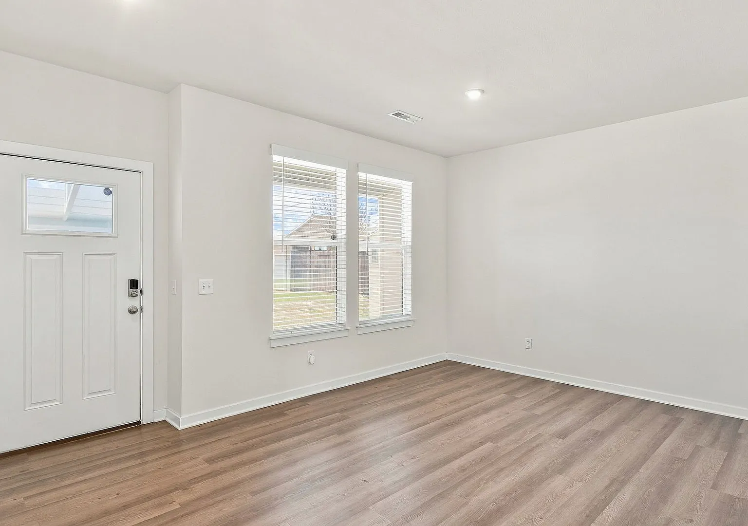 4 Bed / 4 Bath Home Only 4 Miles from the U of A Available NOW — Photo 4