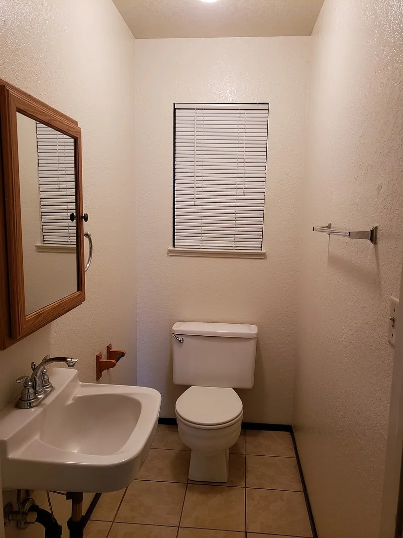 1190 Kenwood Ave — Photo 4