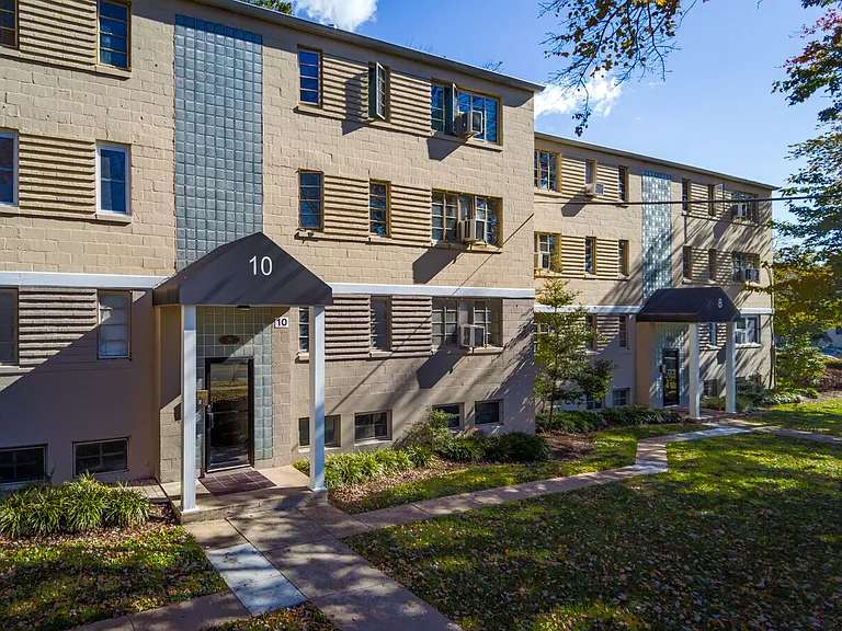 Parkway Garden Apartments — Photo 4