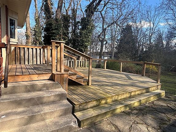 5th image of 871 Lakeshore Rd