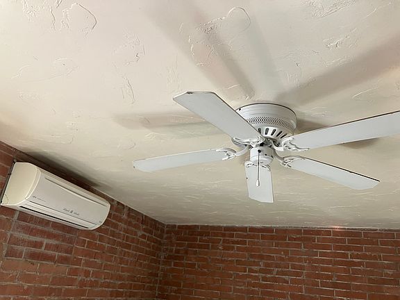 4th image of 1120 E Adams St #4