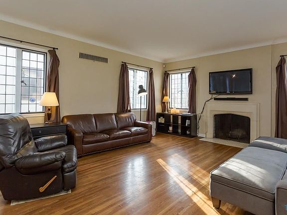 5th image of 2426 Meadowwood Dr