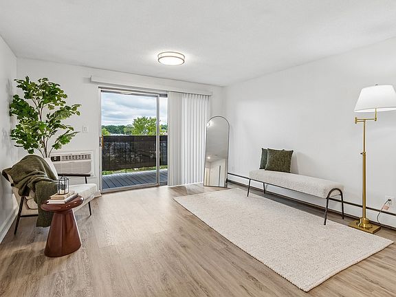 3rd image of 1175 Farmington Ave APT 4-206