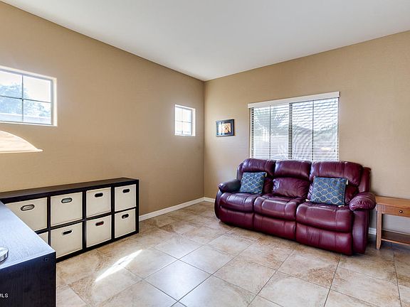 4th image of 560 E Rainbow Dr