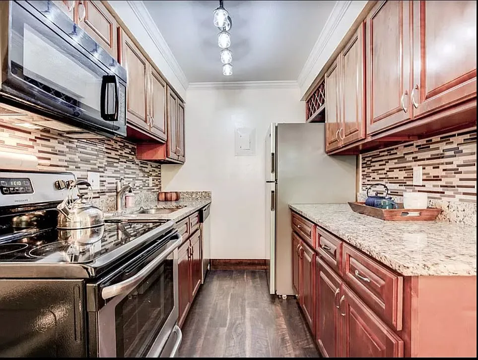 2 bed, 1000 sqft, $1,999 — Photo 3