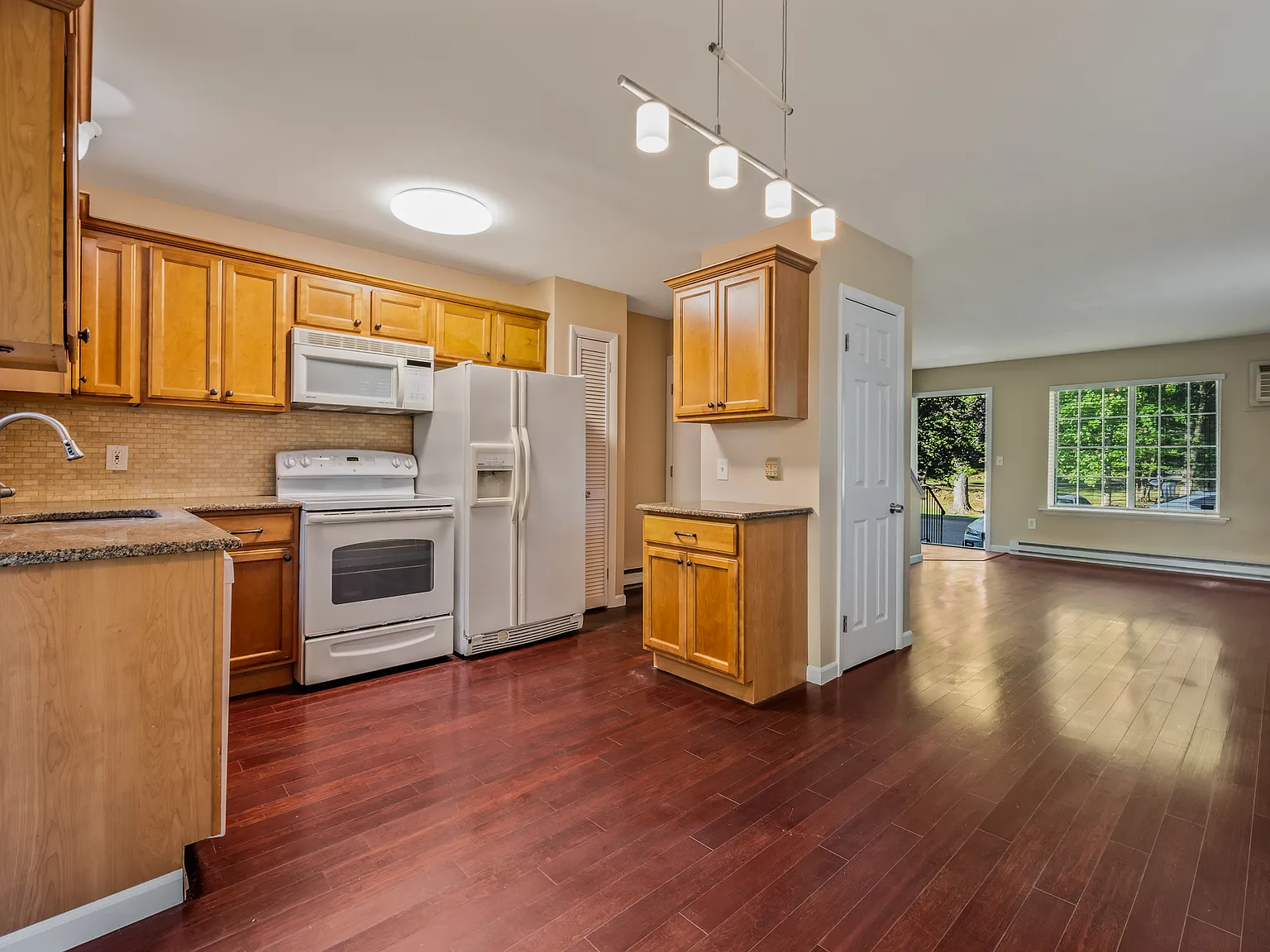 2 bed, 930 sqft, $2,000 — Photo 3