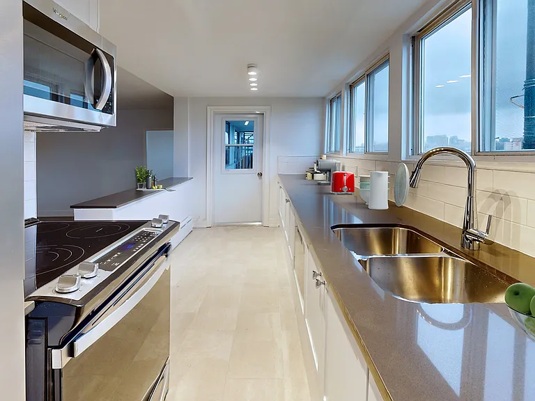 70 Spadina Rd — Photo 1