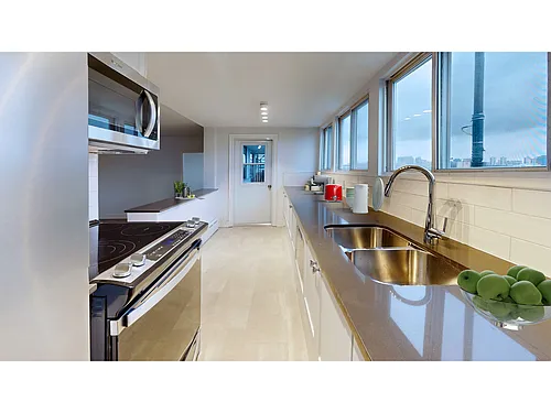 70 Spadina Rd Photo 1