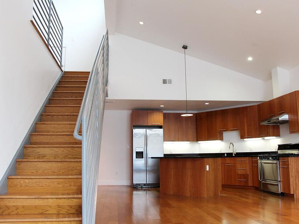 1st image of 209 9th St Ste 402