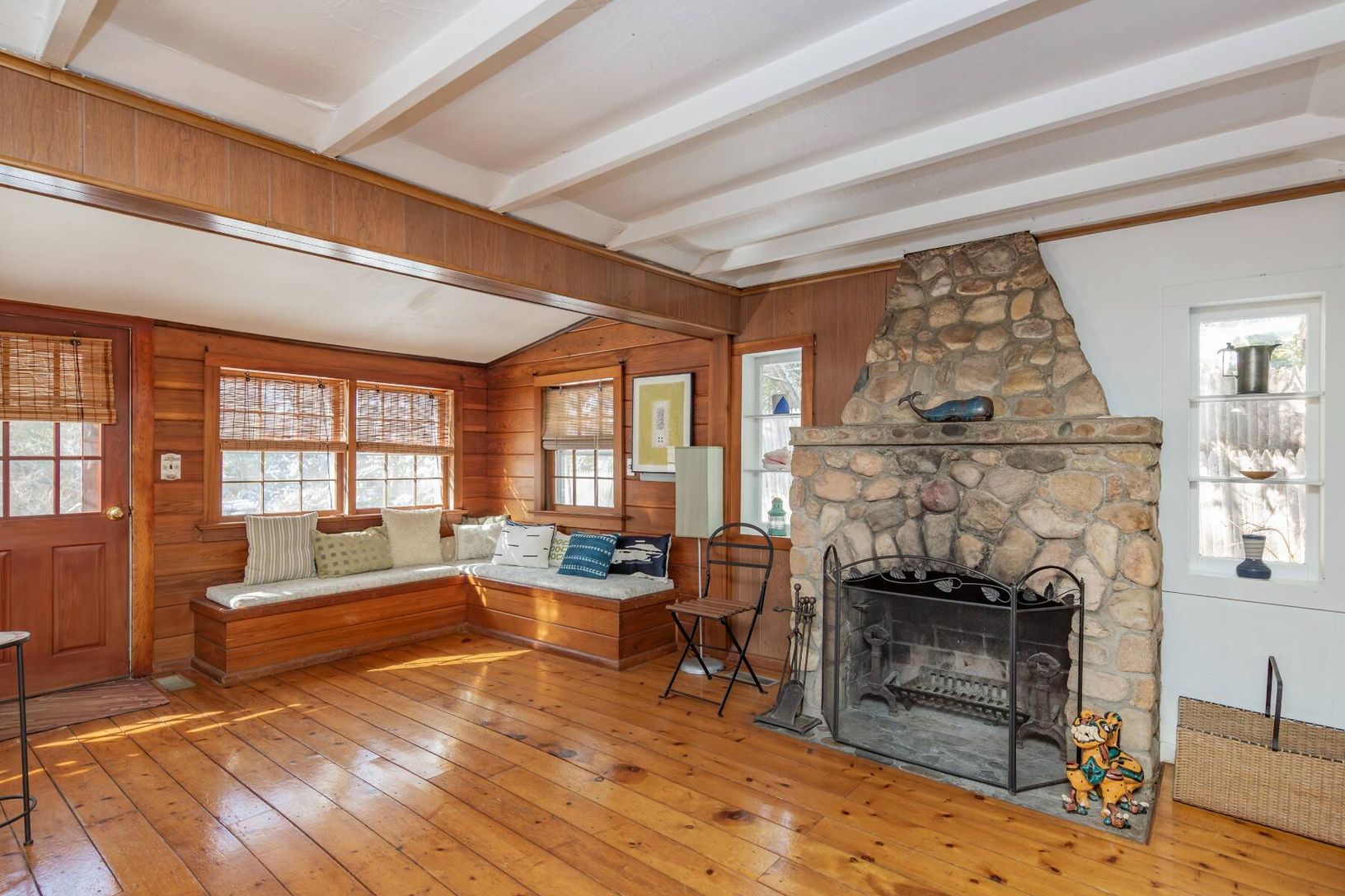  Fireplace and widow seat living area