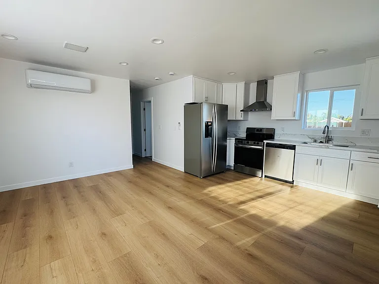 1854 Midvale Dr — Photo 2