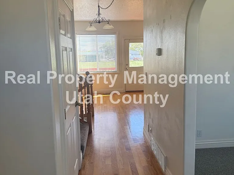 550 E 400th St S — Photo 12
