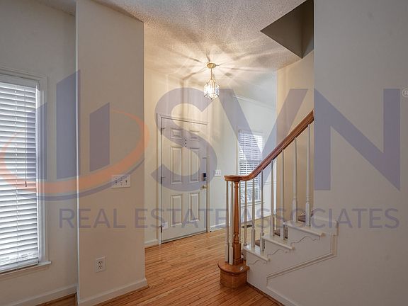 5th image of 15 Woodcliff Cir