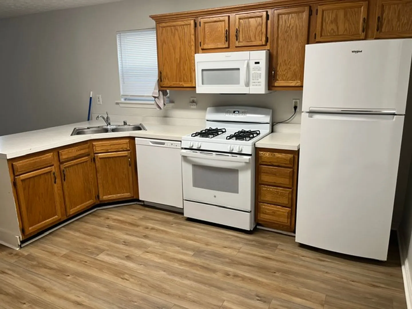 Updated 3 BR, 2 BA home with 1 Car Detached Garage, 911 E Madison St, Louisville, KY 40204 — Photo 4