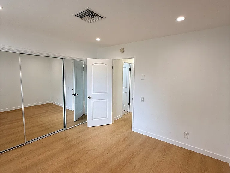 921 10th St. — Photo 39