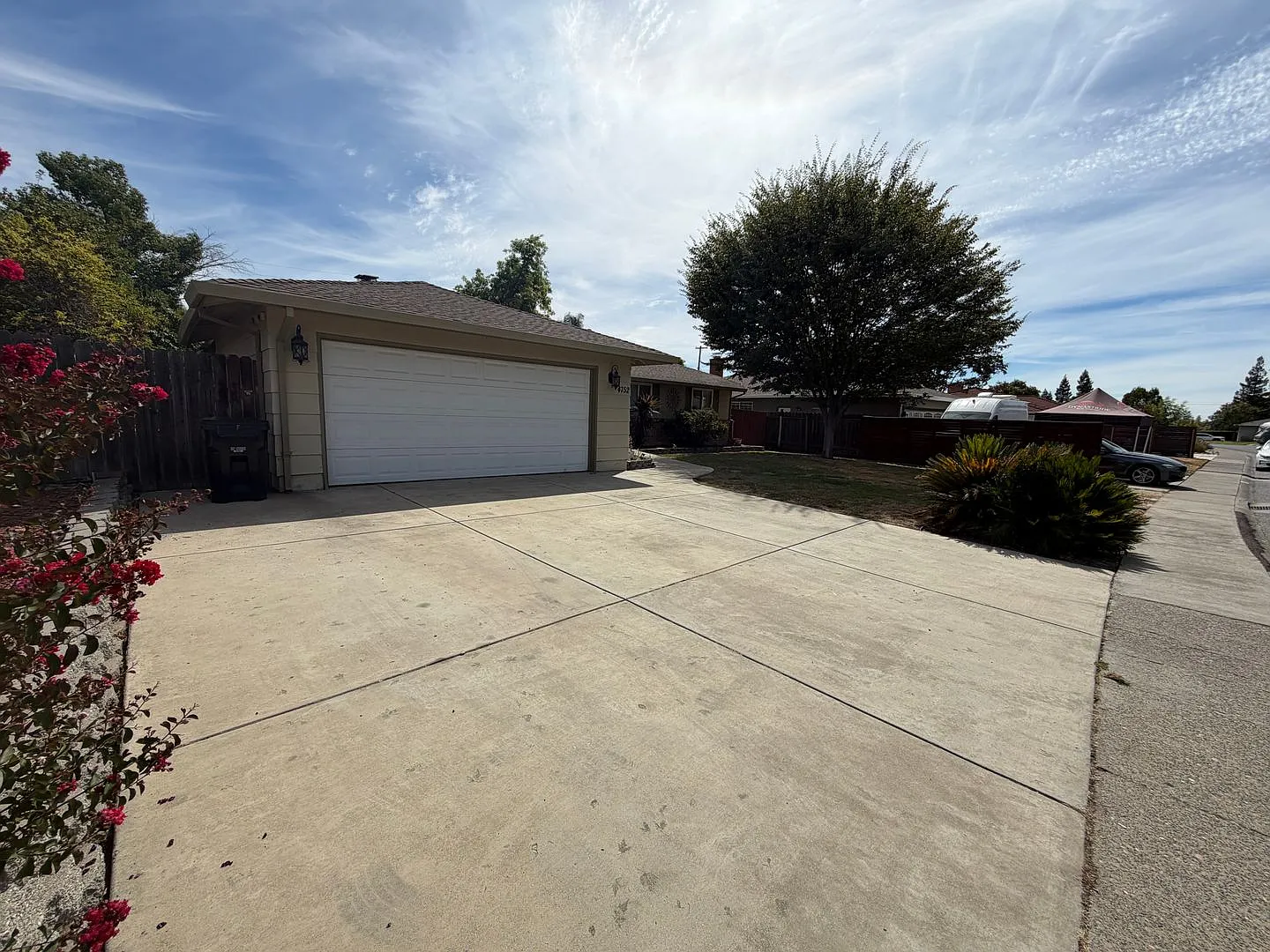 Spacious and Cozy 4 bedroom 3 bath! Carmichael Area! Pre rent today! — Photo 3