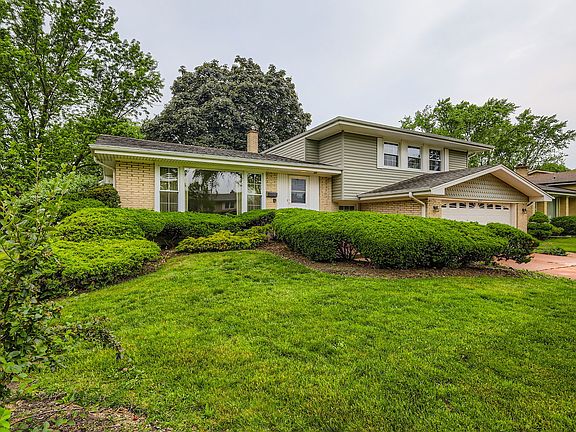 2nd image of 907 E Crabtree Dr