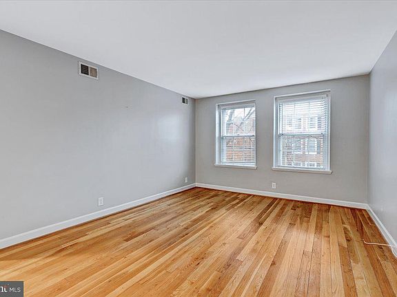 3rd image of 2920 S Buchanan St APT B2