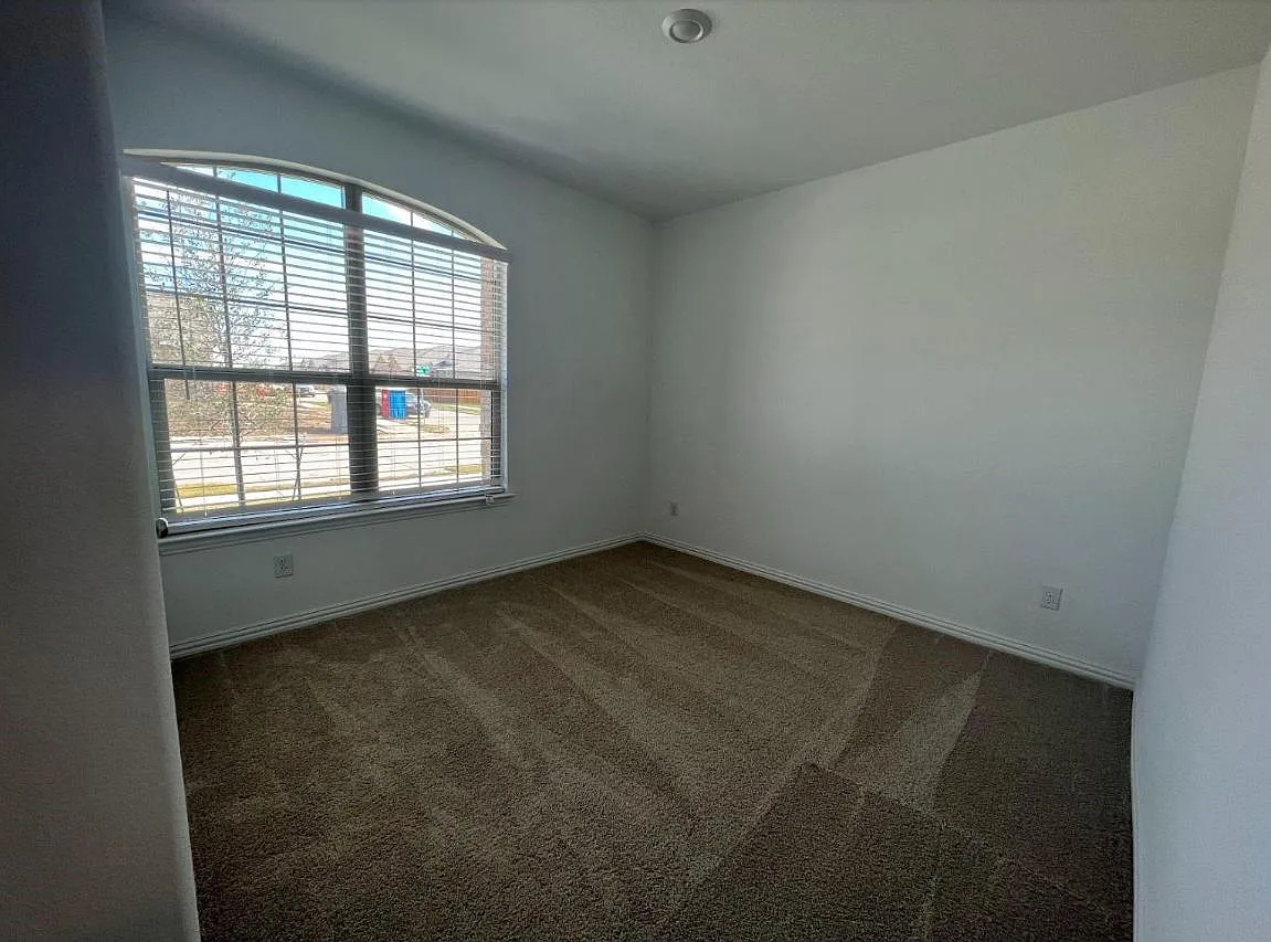 3 bed, 1602 sqft, $2,300 — Photo 4