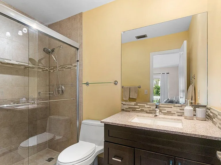 842 SE 19th Ave #103 — Photo 24