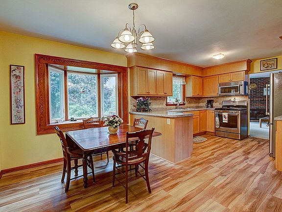 3rd image of 409 Riverview Dr